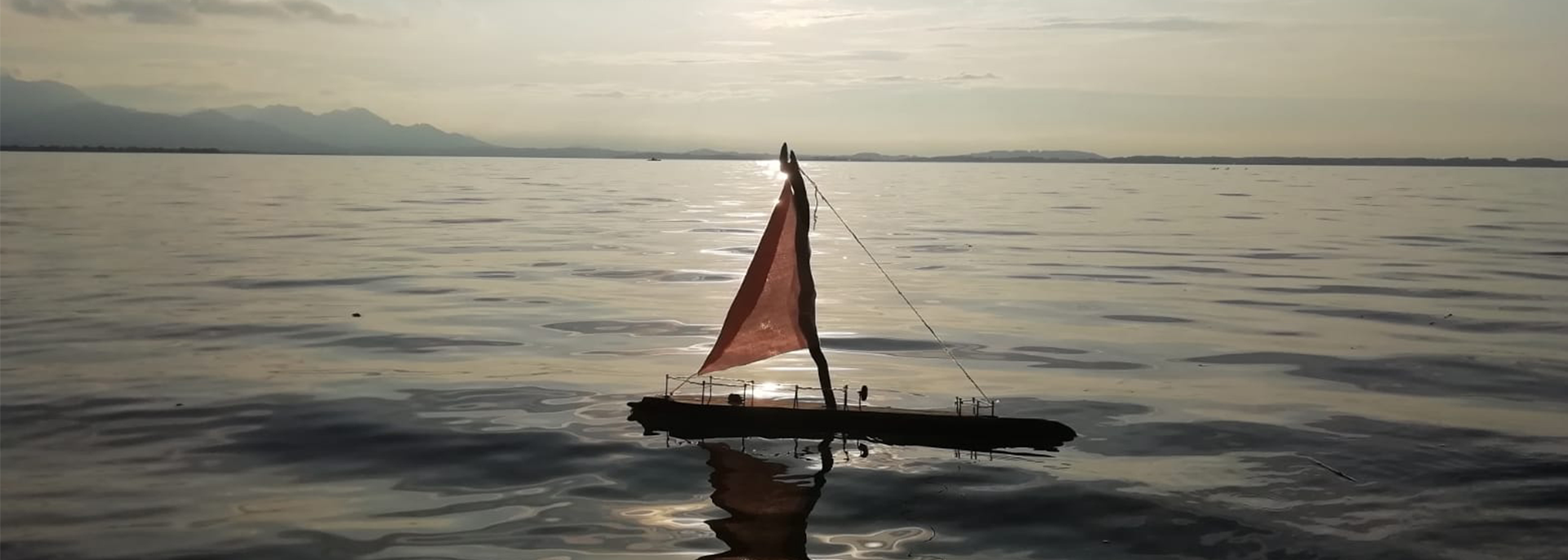 Schwemmholzboot bei Sonnenuntergang am Chiemsee 